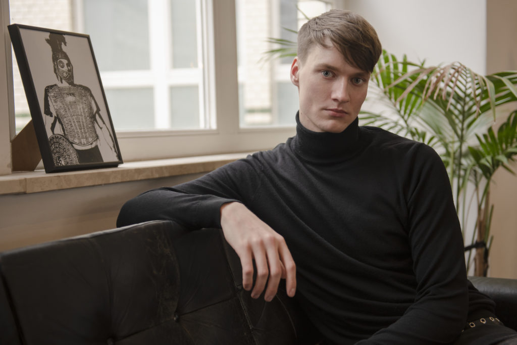 SEBASTIAN GODDEMEIER SPRICHT BEI AUSGANG PODCAST UEBER SEIN BUCH COMING OUT GESCHICHTEN VON 18 QUEEREN STARS