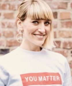Ana Jovanovic spricht im Interview bei Ausgang Podcast uber das Projekt Schule der Vielfalt und Lachyoga