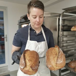 MILENA DREFKE AUS BRUEHL IST QUEREINSTEGERIN ALS BAECKERIN IM INTERVIEW BEI AUSGANG PODCAST