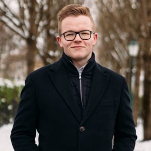 Niklas Klein ist Gründer von SocialMate Marketing und ist spezialisiert auf Recruiter-Marketing im Interview bei Ausgang Podcast
