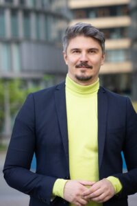 CEO und Gruender von Queermentor Pavlo Stroblja im Interview bei Ausgang Podcast